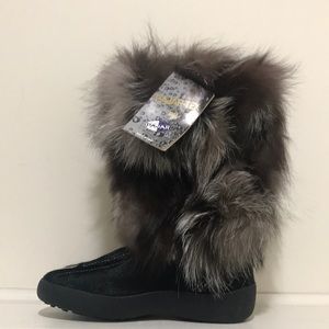New with tags Pajar fur boot. Size 40, fits like a size 9.